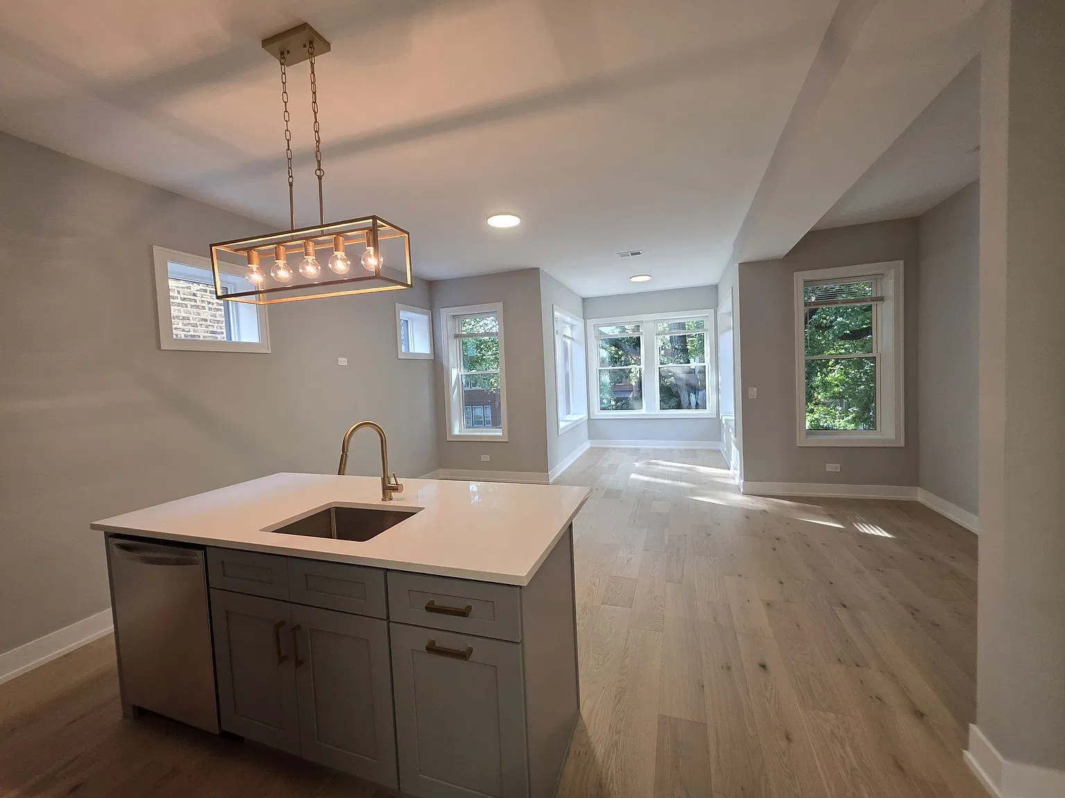 2442 W Wilson Ave — Photo 2