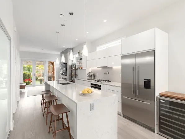 220 E 40th Ave, Vancouver, BC V5W 1L8