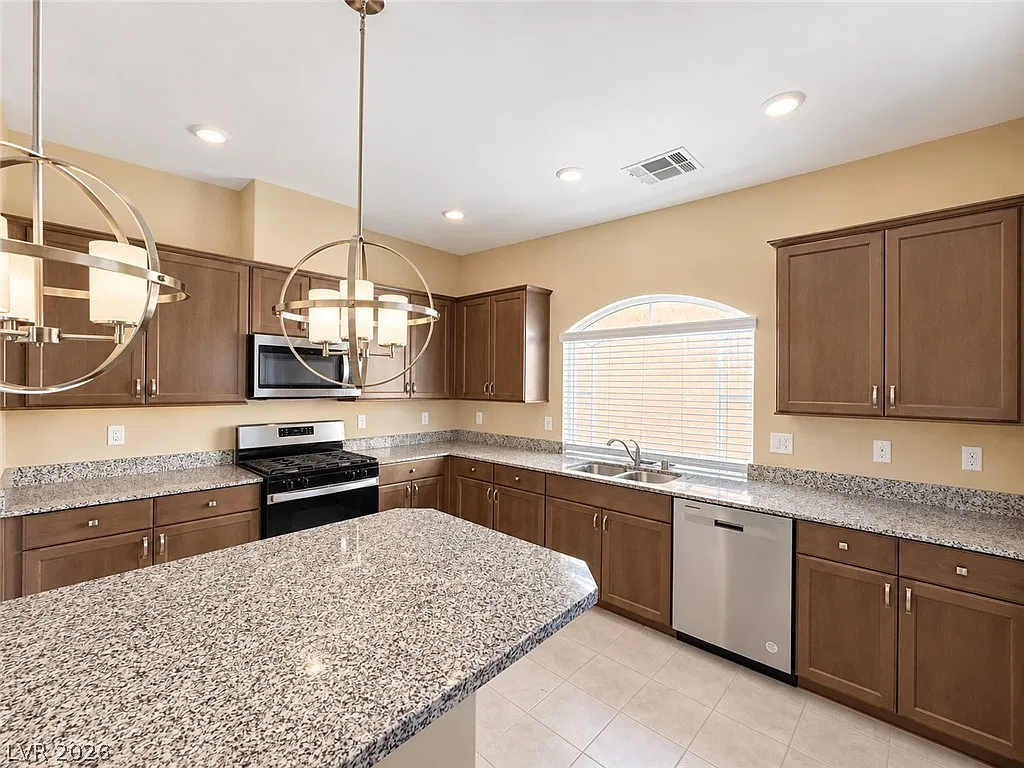 3 bed, 2.0 bath, 2010 sqft, $2,552 — Photo 2