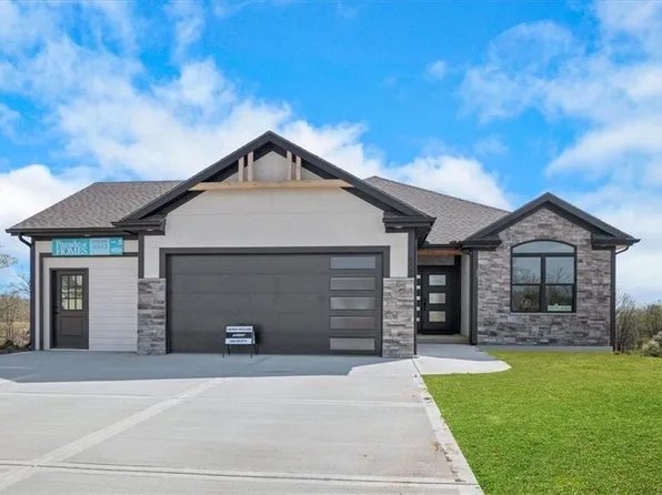 607 Blackhawke Dr, Smithville, MO 64089