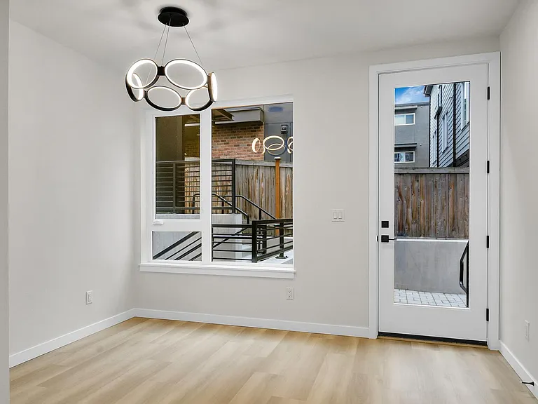 255 E Louisa St — Photo 36