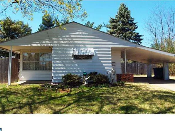 25 Valley Rd, Levittown, PA 19057