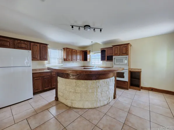 123 Honeysuckle Ln, Castle Hills, TX 78213