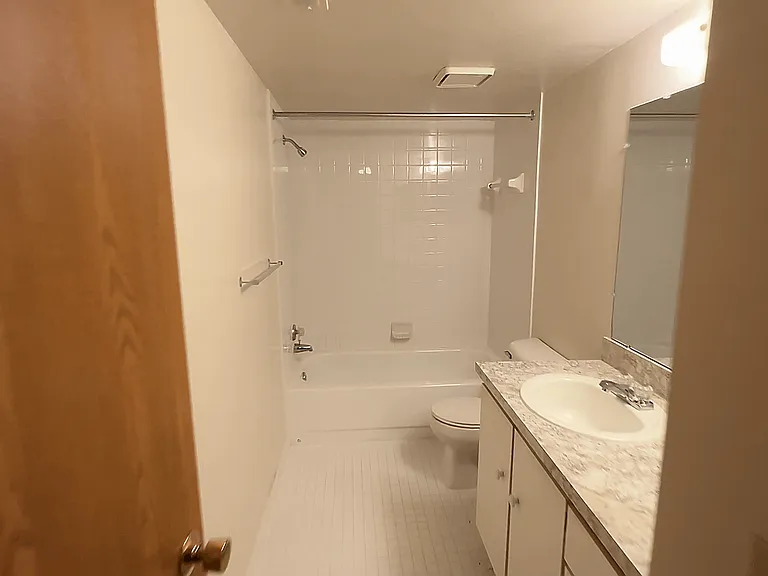 Lakeside Village Apartments — Photo 167