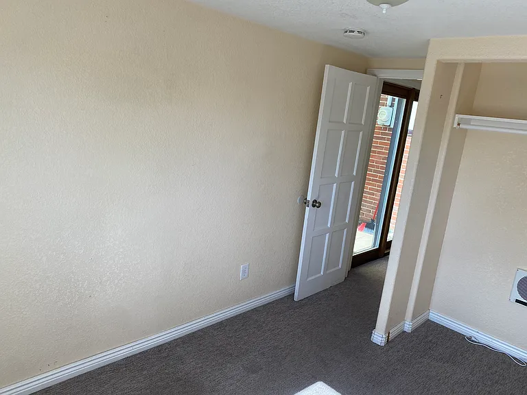 1690 Syracuse St — Photo 35
