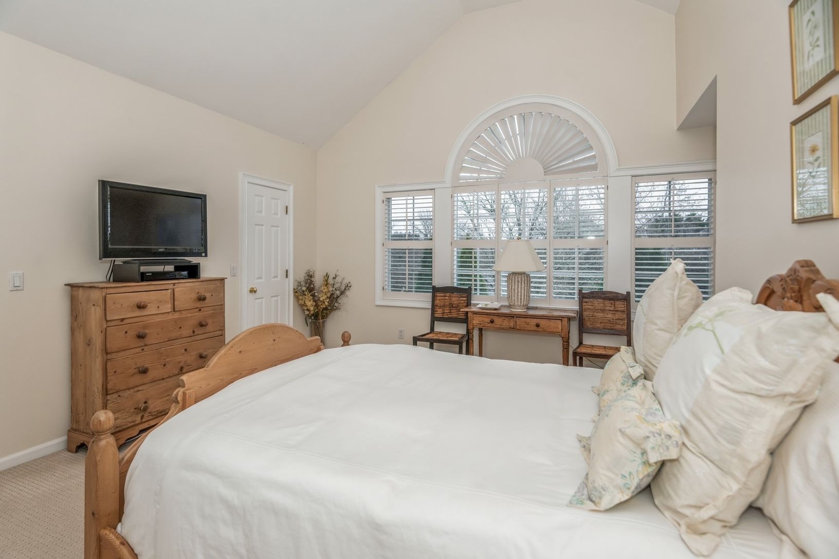  Upstairs Guest Bedroom With En-Suite Bathroom 