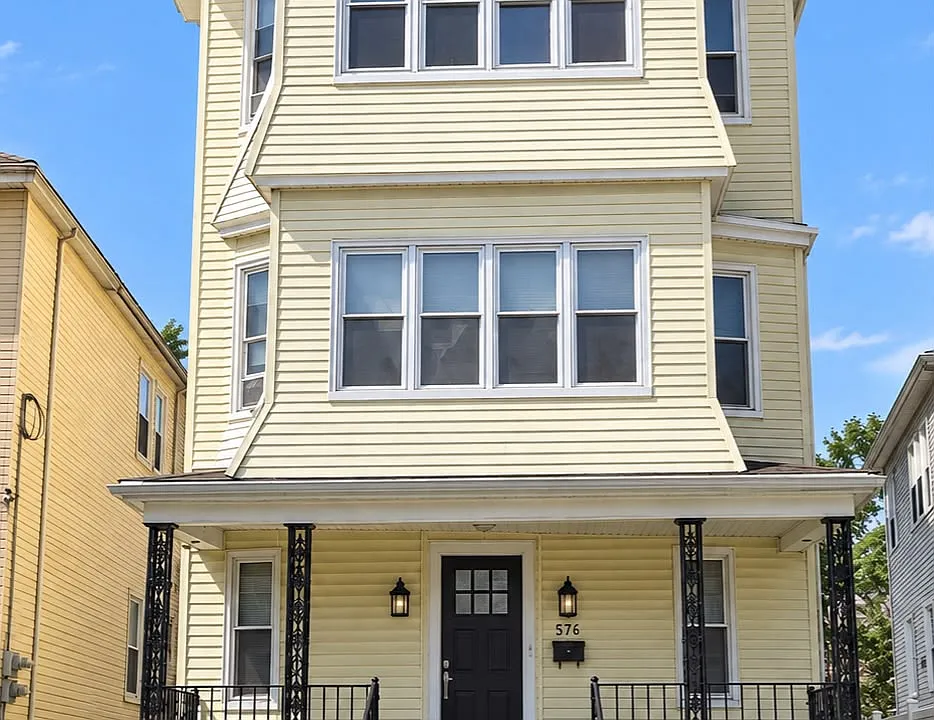 576 Hawthorne Ave #2