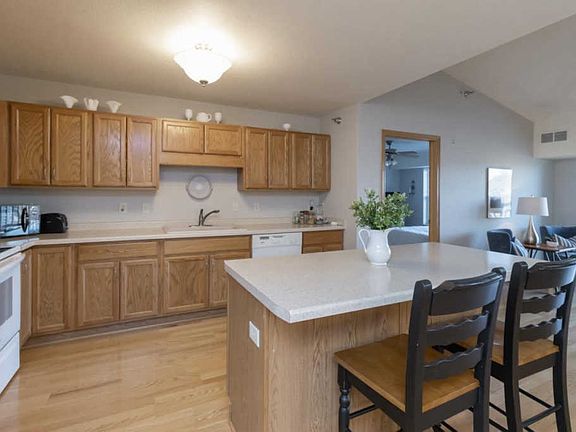 3rd image of 1341 Lake Dr W Unit B-310