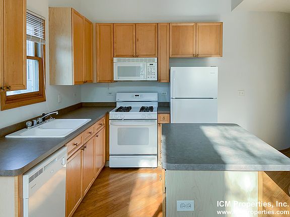 3rd image of 1326 W Diversey Pkwy #2F