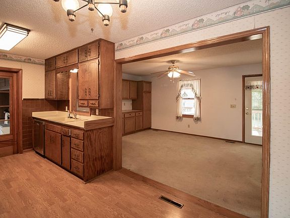 5th image of 623 E Mulvane St