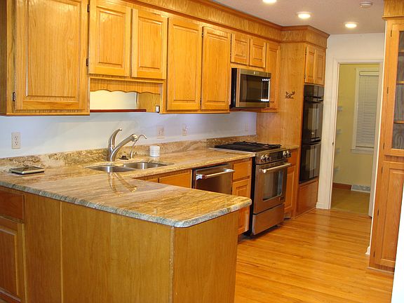 3rd image of 125 Stratford Dr