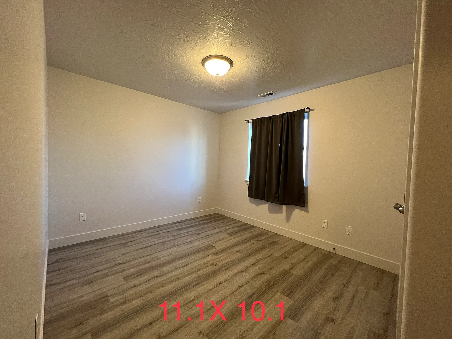 5 bed, 2700 sqft, $2,920 — Photo 2