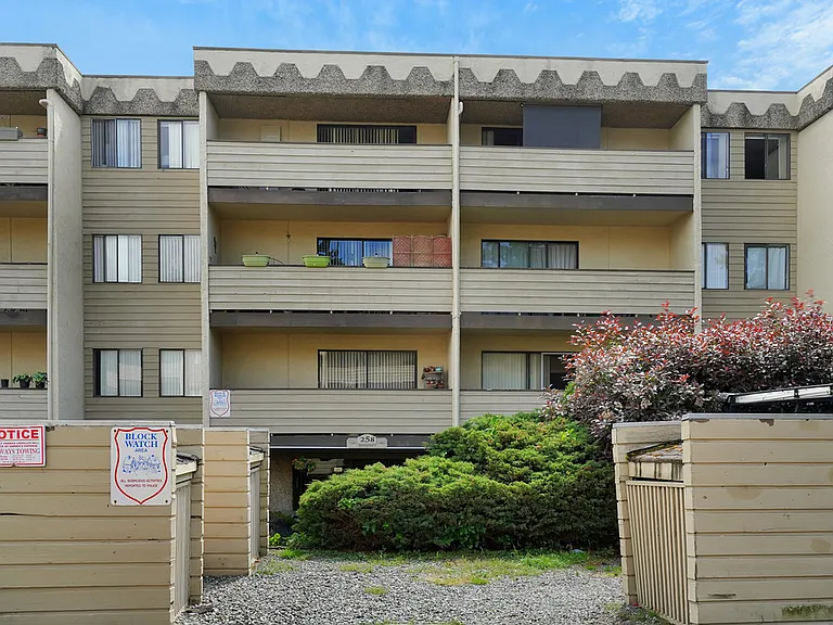 252 Gorge Rd E — Photo 5