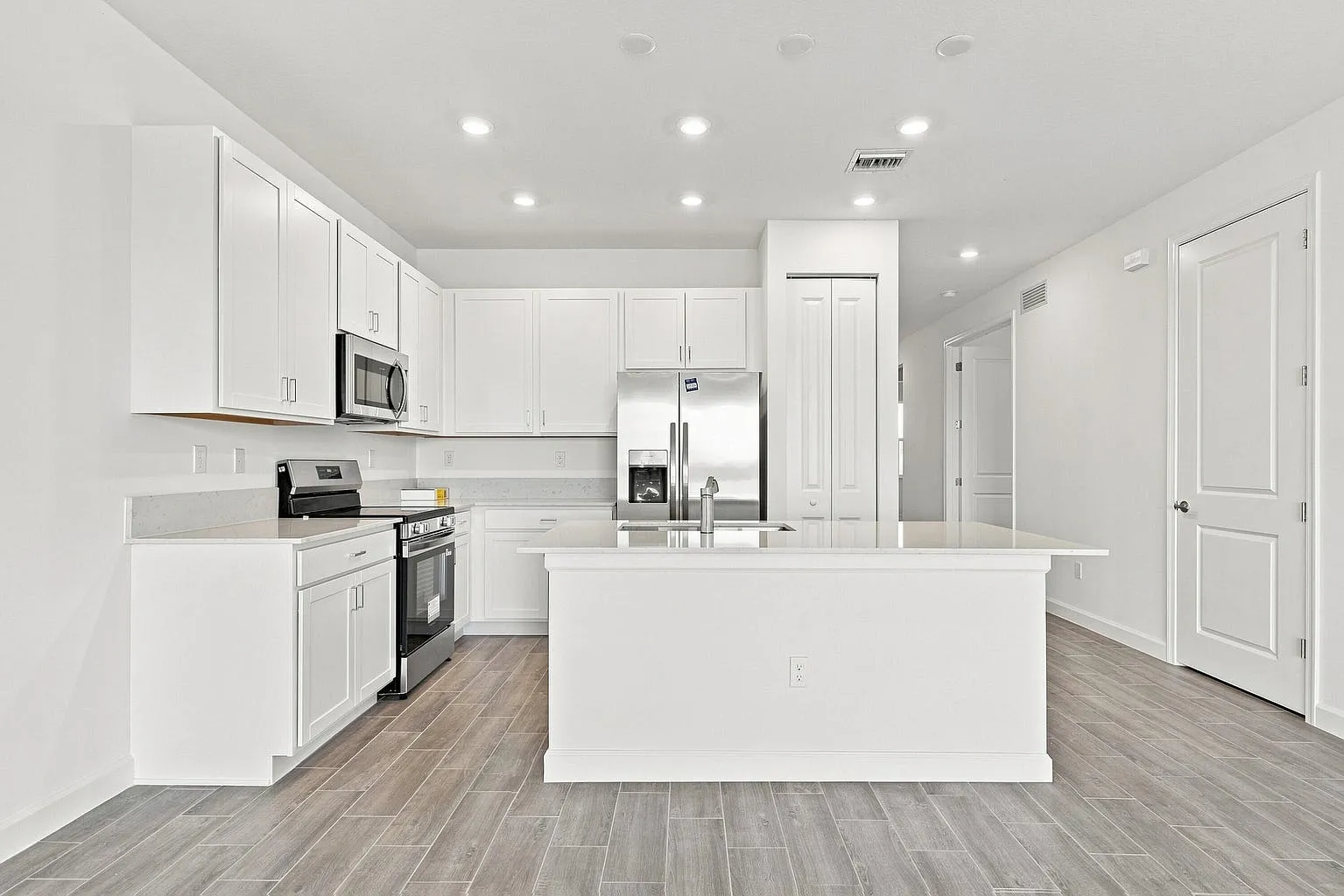 3 bed, 1436 sqft, $2,200 — Photo 2