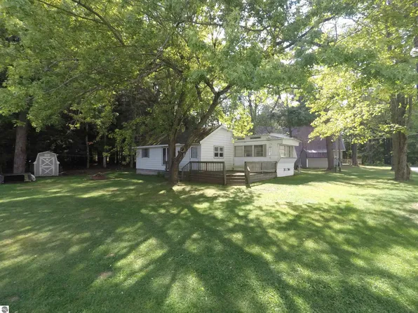 104 Bass Ct, Cadillac, MI 49601