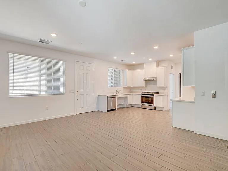5730 Sky Pointe Dr #190 — Photo 6