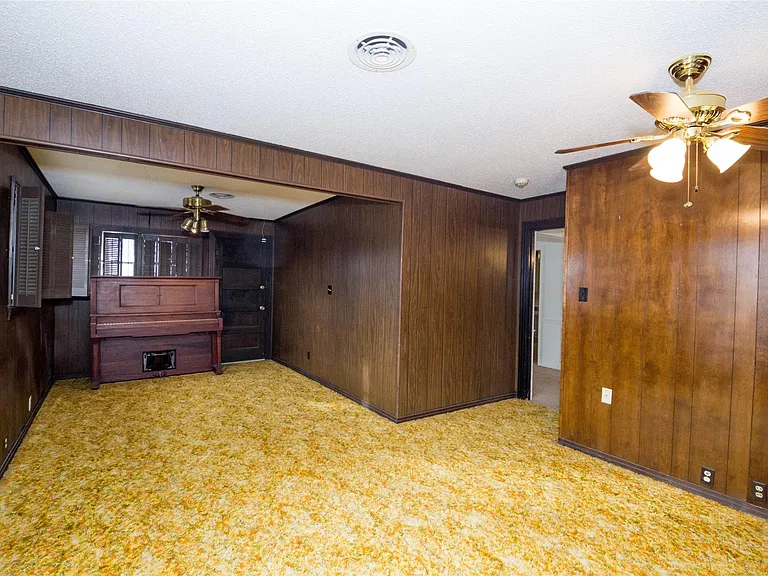2047 FM 2933 — Photo 21