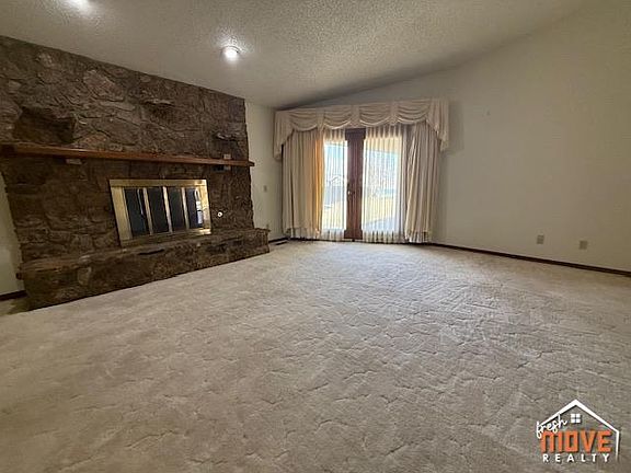 3rd image of 321 Canna Ln