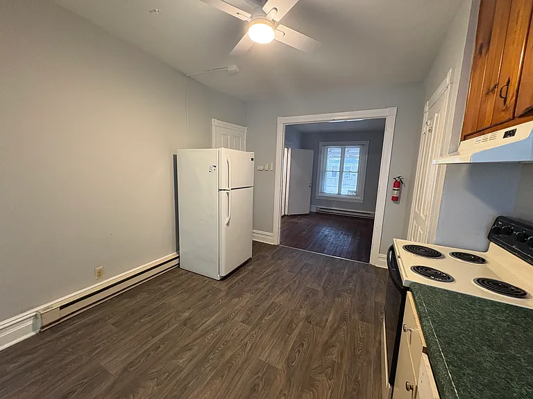 863 Queen Street — Photo 4