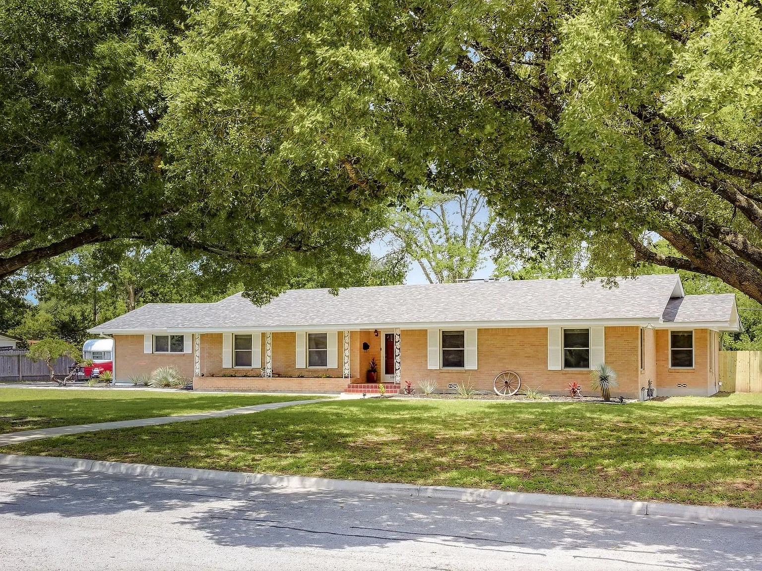 3 bed, 2.5 bath, 2031 sqft, $2,100 — Photo 3