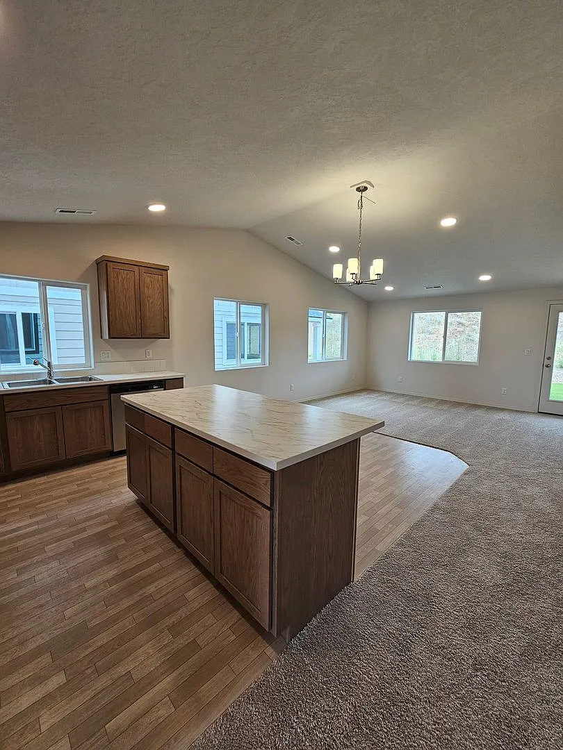 New lower monthly rent $1950 *First full month FREE- with 12 month lease* OAC — Photo 4