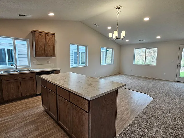 547 SE Polaris St — Photo 4