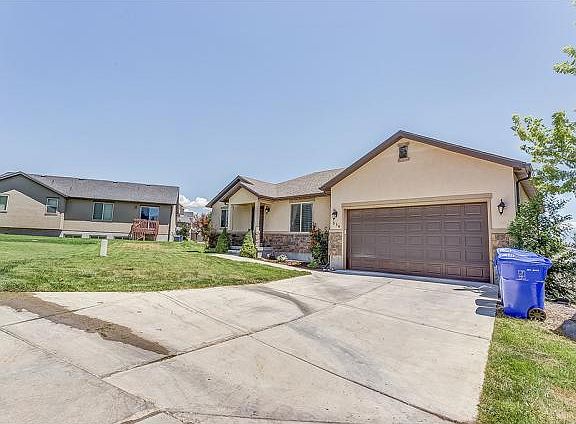 2nd image of 334 W Strawberry Pl