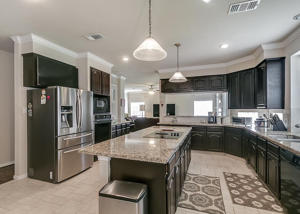 Nice sized kitchen with tons of work room!