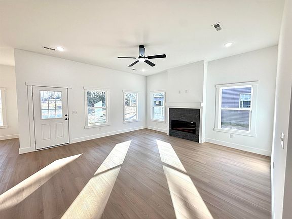 4th image of 179 Cedar Ave