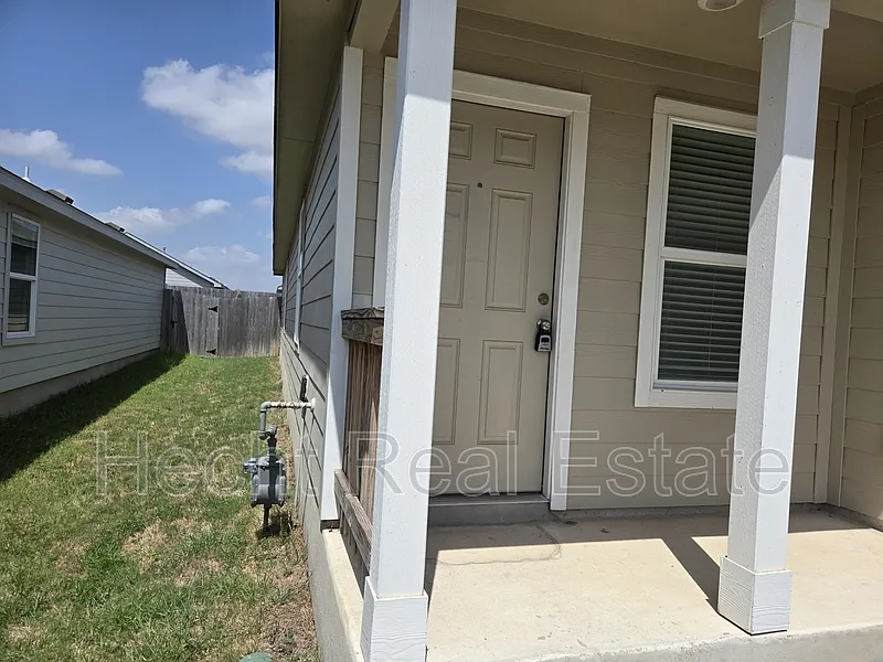 4 bed, 2.0 bath, 1627 sqft, $1,595 — Photo 3