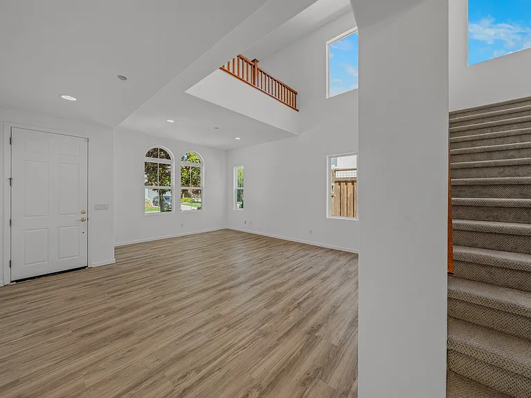 100 Portsmouth Dr — Photo 7