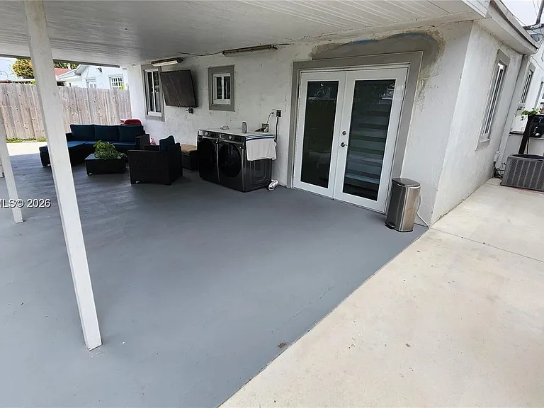 734 W 32nd St — Photo 33
