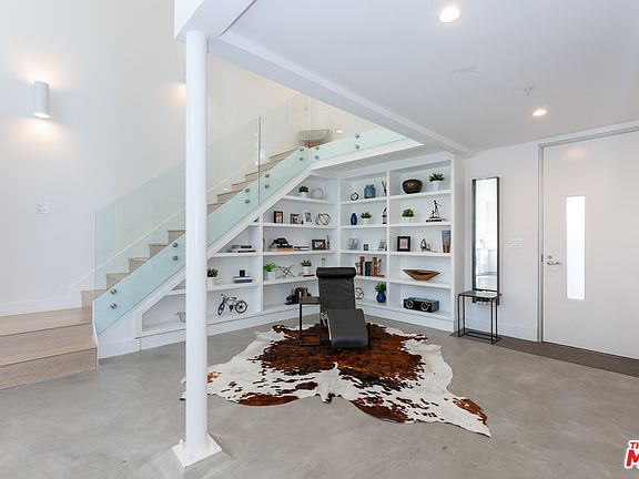 5th image of 1037 N Laurel Ave APT 1