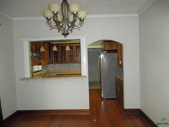 3rd image of 810 Henderson St