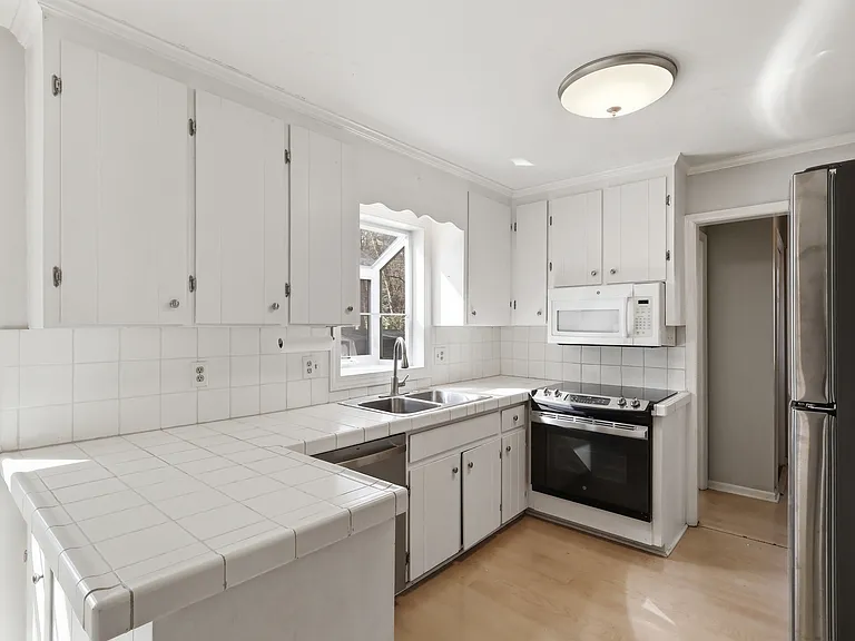 135 Sycamore St — Photo 7