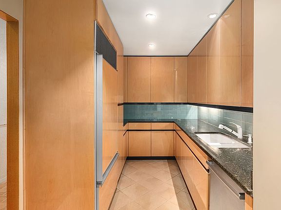 2nd image of 111 Barrow St APT 7D