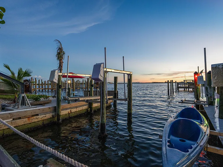 PRIVATE BOAT BASIN WITH ONE 6K LIFT AND TWO JET-SKI LIFTS