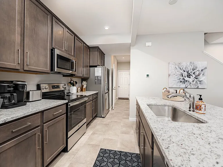 948 Southline Dr — Photo 2
