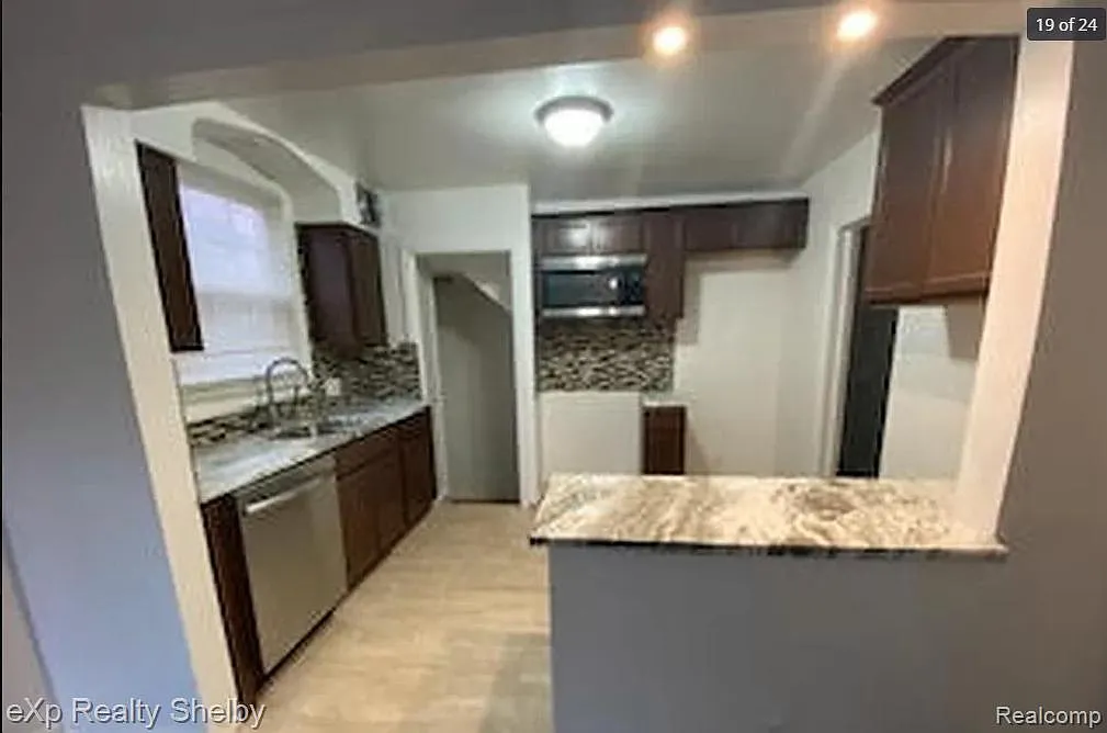 3 bed, 3.0 bath, 1209 sqft, $1,800 — Photo 4