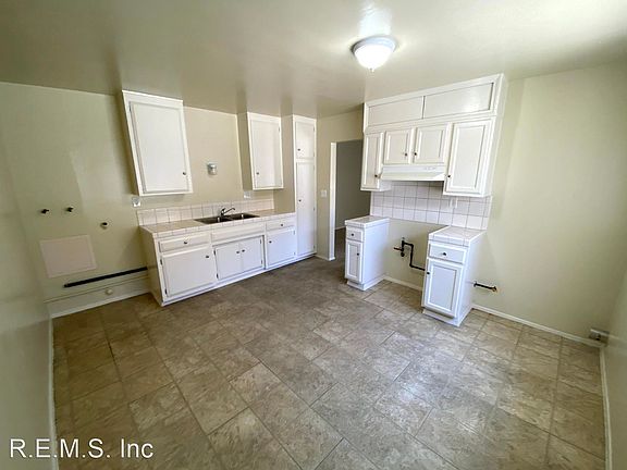 3rd image of 1123 E Robidoux St #D
