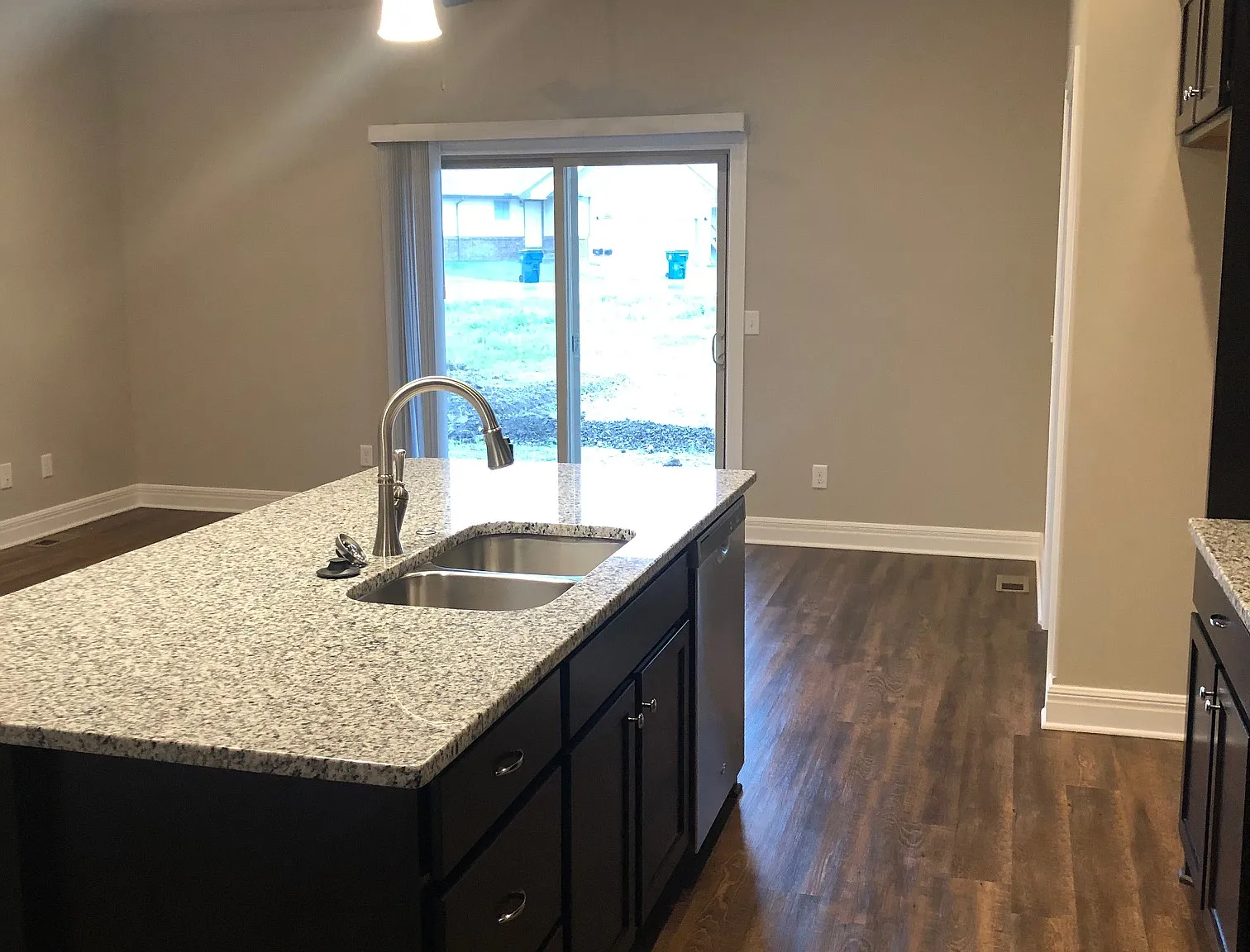 2 bed, 2416 sqft, $2,000 — Photo 3