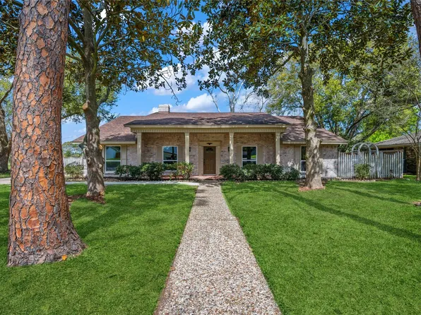 210 Ridgemont Dr, Alvin, TX 77511