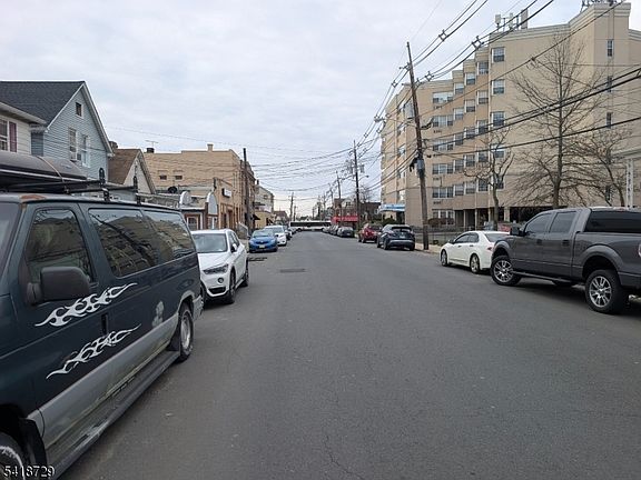 5th image of 326 Elm St