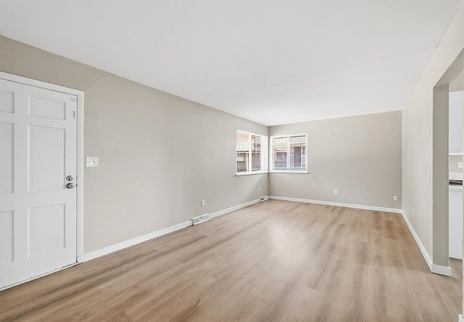5 bed, 2.0 bath, 1226 sqft, $2,241 — Photo 2