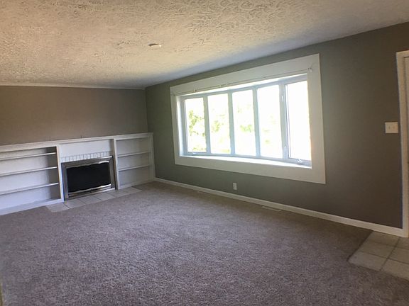 5th image of 190 Elaine Dr