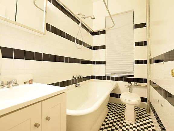 5th image of 880 47th St APT 1A