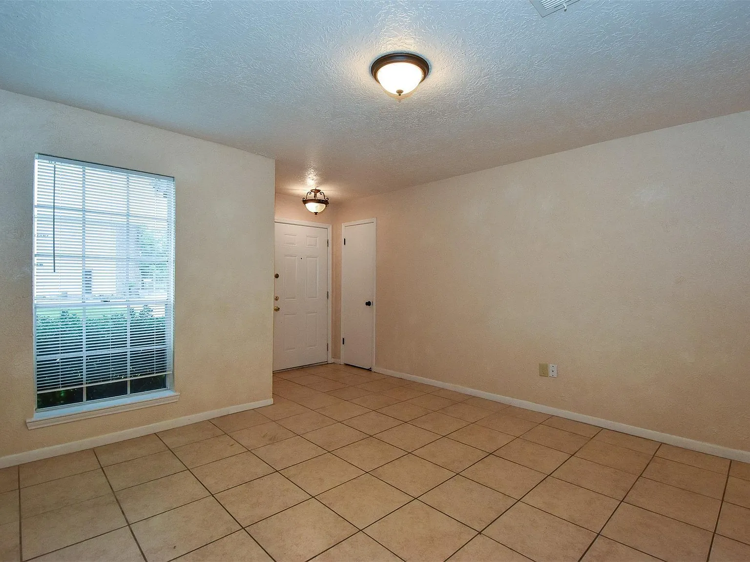 3 bed, 1112 sqft, $1,250 — Photo 3