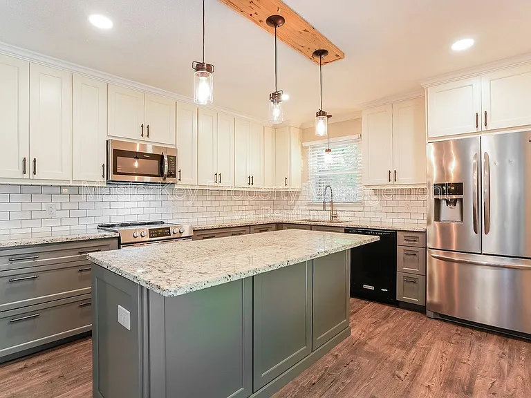220 W Elm Ave — Photo 3