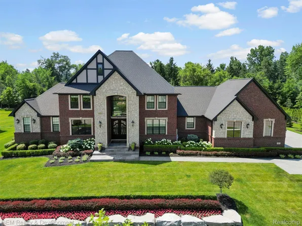 47545 Casa Loma Ct, Northville, MI 48167