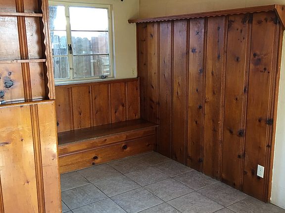 4th image of 410 Lemon St